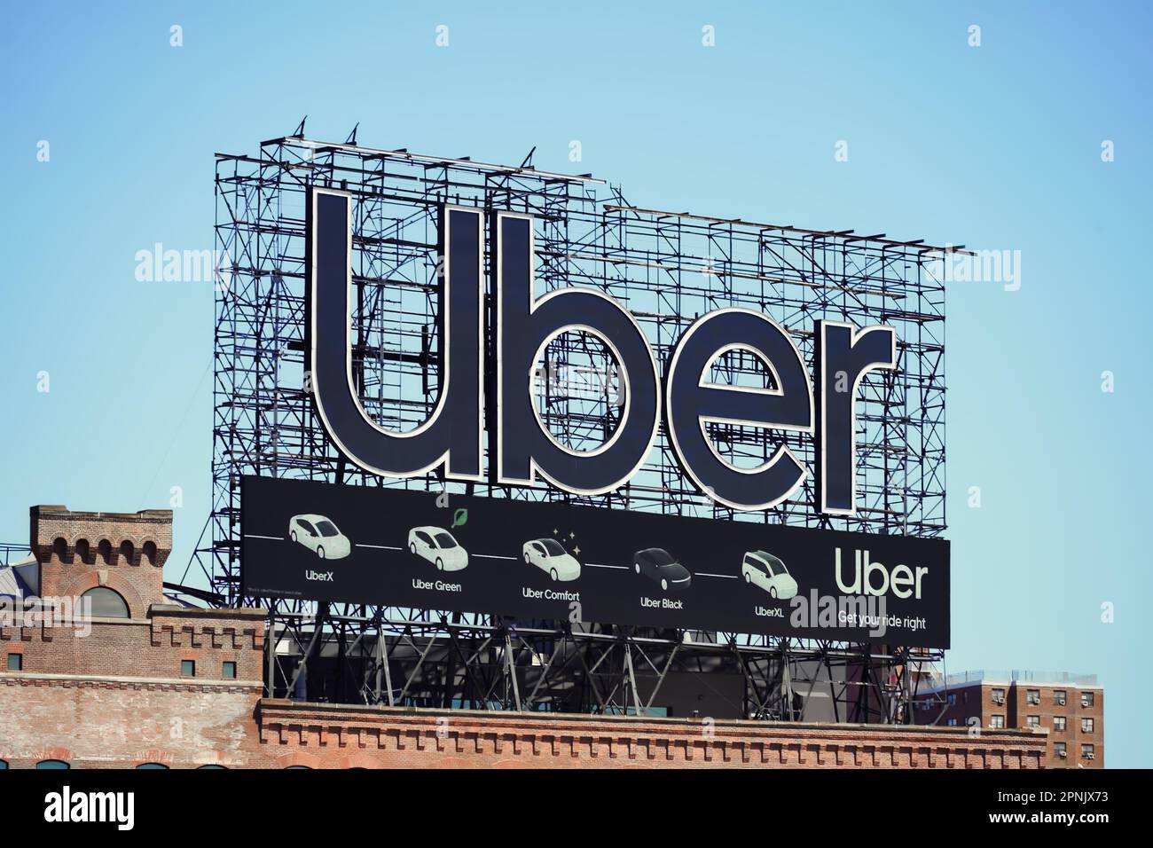 Manhattan, NY - 9. April 2023: New York City Uber Car Service Plakatwand auf dem Dach des Gebäudes Stockfoto