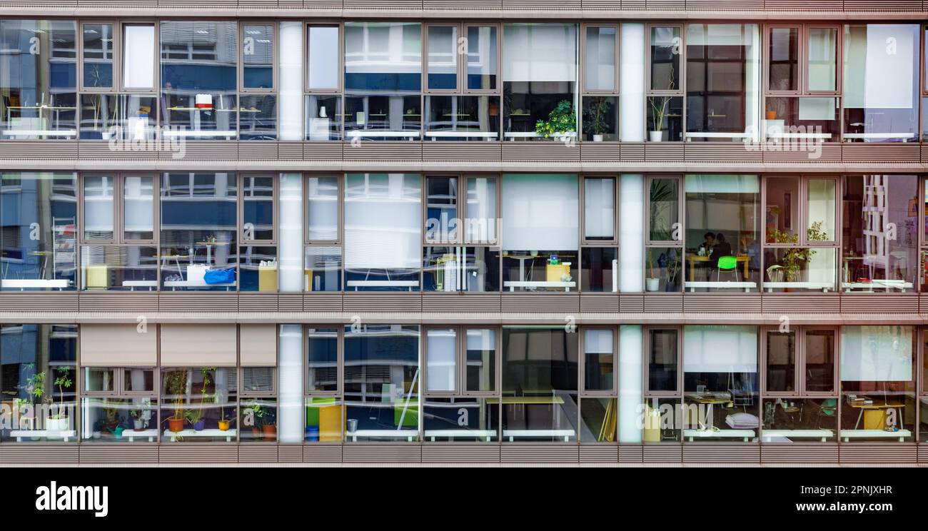 Hamburg, Deutschland. 05. April 2023. Blick auf die Glasfassade der  Hypovereinsbank in Hamburg-Altona. Kredit: Markus ScholzdpaAlamy Live  News Stockfotografie - Alamy