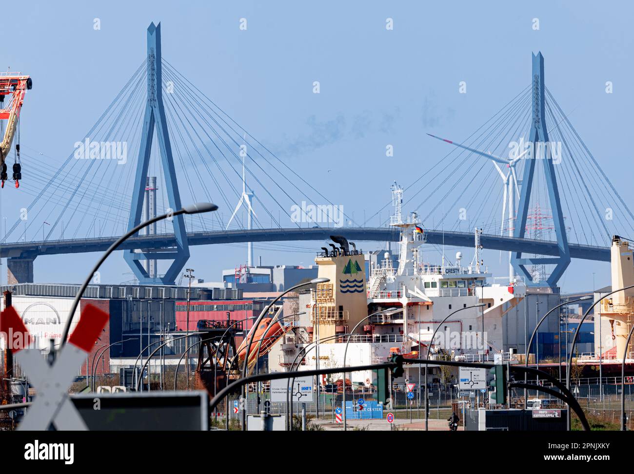 Hamburg, Deutschland. 03. April 2023. Die 1974 eröffnete Köhlbrand-Brücke erstreckt sich über die Süderelbe im Hamburger Hafen. Die Struktur soll durch eine neue ersetzt werden, da die Wartungskosten zu hoch sind und die Freiraumhöhe für Containerschiffe jetzt zu niedrig ist. Kredit: Markus Scholz/dpa/Alamy Live News Stockfoto