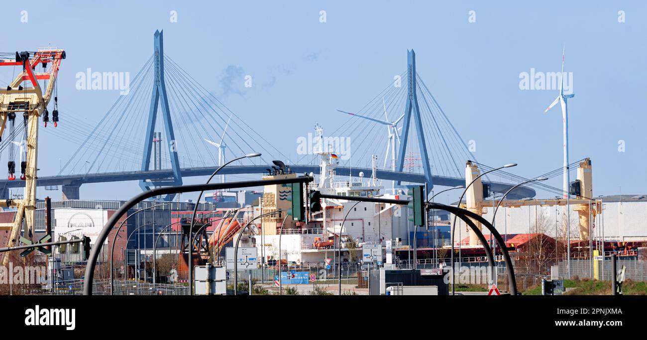 Hamburg, Deutschland. 03. April 2023. Die 1974 eröffnete Köhlbrand-Brücke erstreckt sich über die Süderelbe im Hamburger Hafen. Die Struktur soll durch eine neue ersetzt werden, da die Wartungskosten zu hoch sind und die Freiraumhöhe für Containerschiffe jetzt zu niedrig ist. Kredit: Markus Scholz/dpa/Alamy Live News Stockfoto