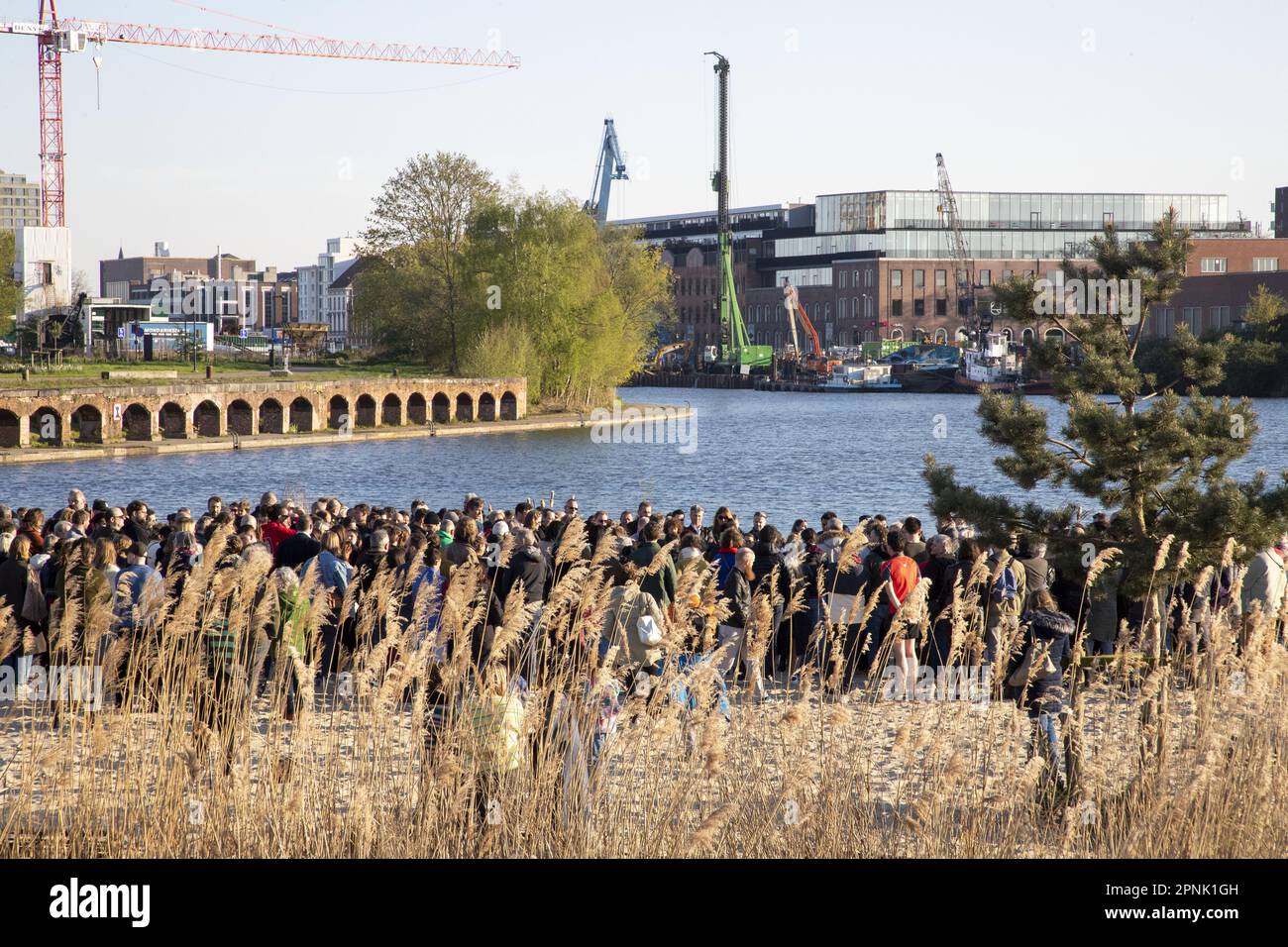 Gent, Belgien. 19. April 2023. Die Menschen nehmen an einer Gedenkfeier für Raul Teil, den 9-jährigen Jungen, der am Mittwoch, den 19. April 2023 in Gent an den Houtdok Docks in Gent ermordet wurde. Die Leiche des rumänischen 9-jährigen Raul wurde letzte Woche in Gent entdeckt, nachdem die örtliche Polizei von Verwandten im Ausland alarmiert wurde. Der Junge war offenbar seit Monaten verschwunden. Seine Mutter und ihr ehemaliger Partner wurden im Zusammenhang mit dem Tod des Jungen verhaftet. BELGA FOTO NICOLAS MAETERLINCK Kredit: Belga News Agency/Alamy Live News Stockfoto