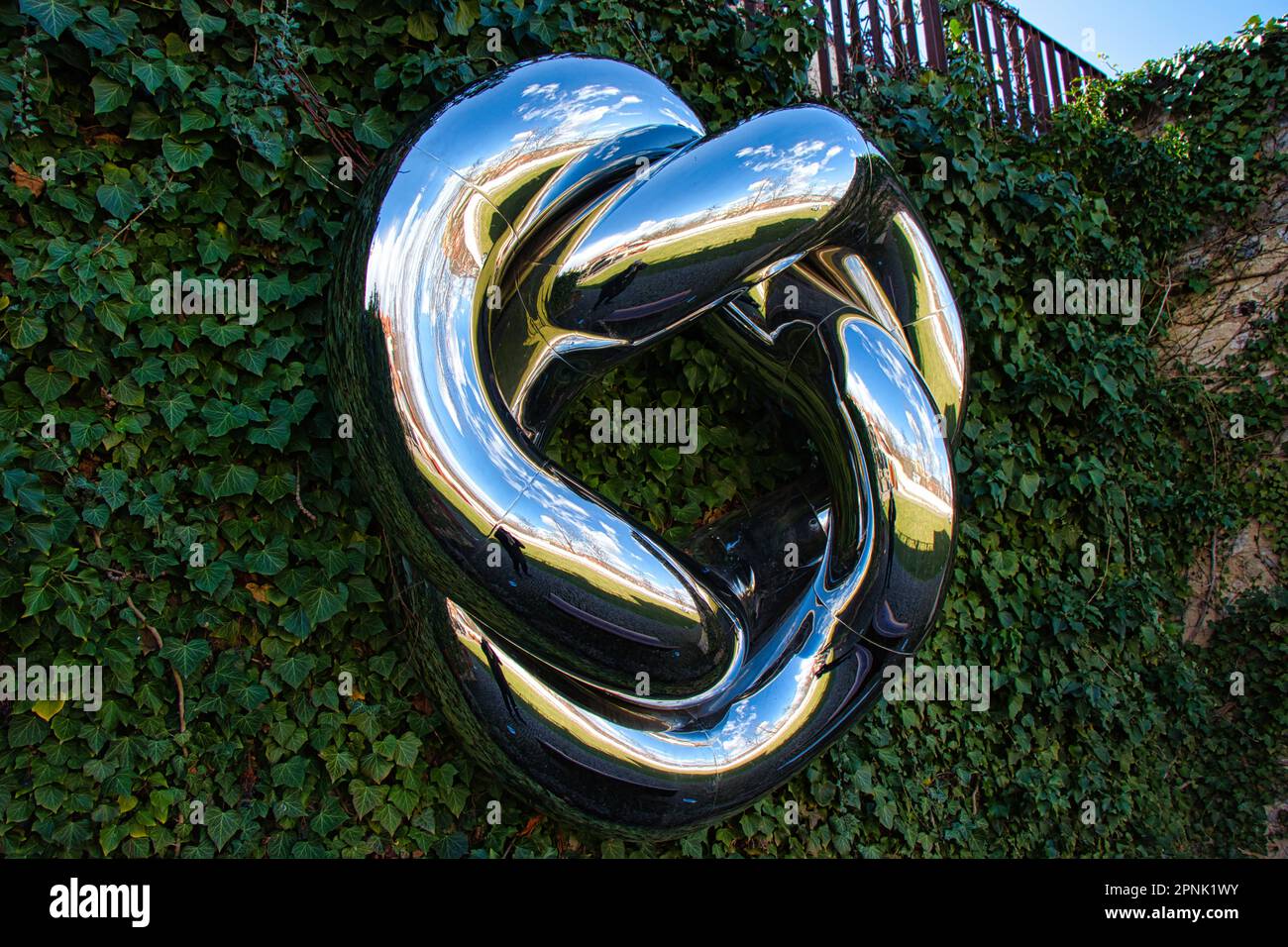 Skulpturen im Freien von Lukas Rais im Bastion Garden namens Light Matter Shape and You. Stockfoto
