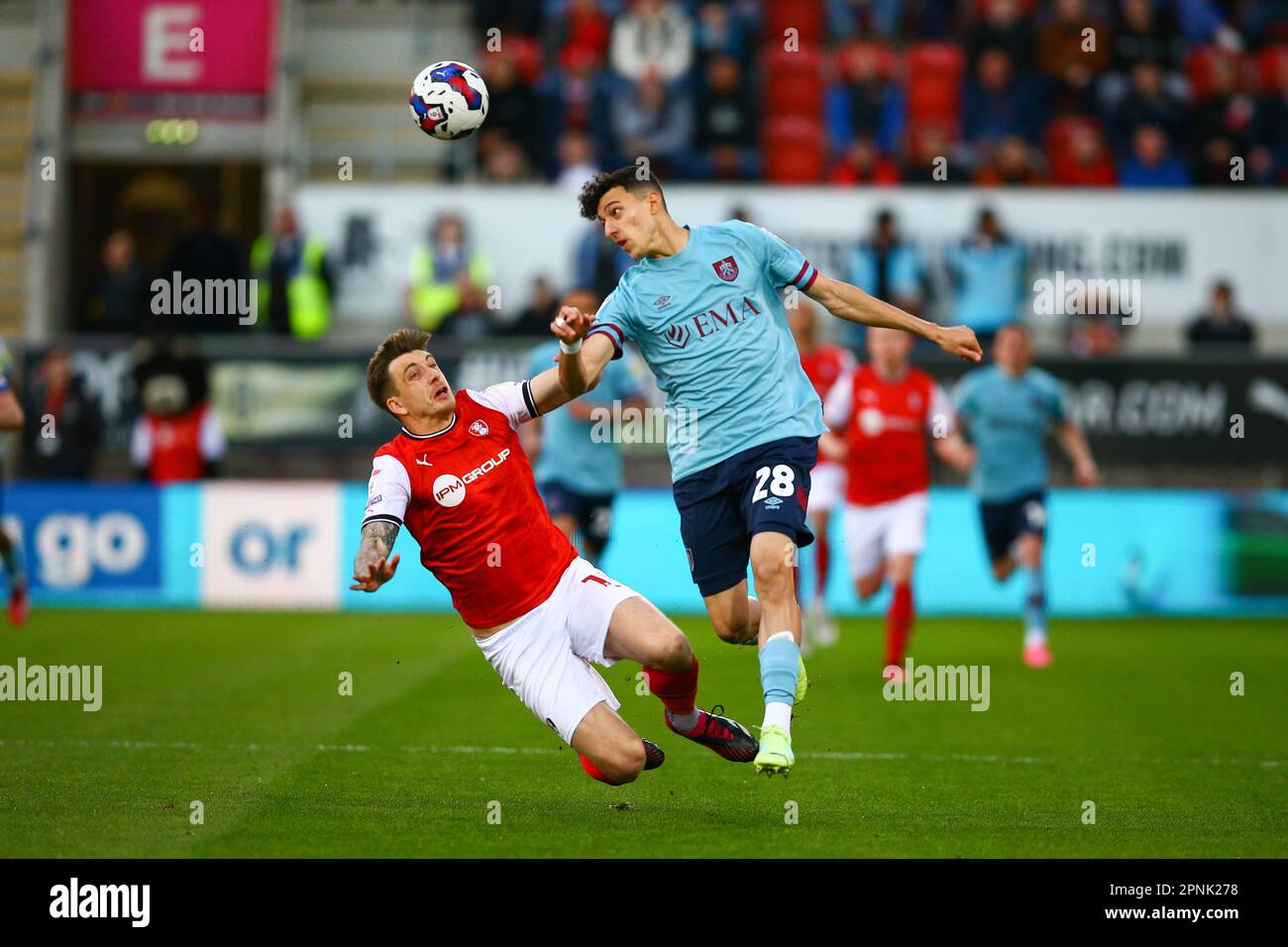 AESSEAL New York Stadium, Rotherham, England - 18. April 2023 Ameen Al-Dakhil (28) of Burnley erreicht die Spitze vor Jordan Hugill (10) of Rotherham United - während des Spiels Rotherham United gegen Burnley, Sky Bet Championship, 2022/23, AESSEAL New York Stadium, Rotherham, England - 18. April 2023 Gutschrift: Arthur Haigh/WhiteRosePhotos/Alamy Live News Stockfoto