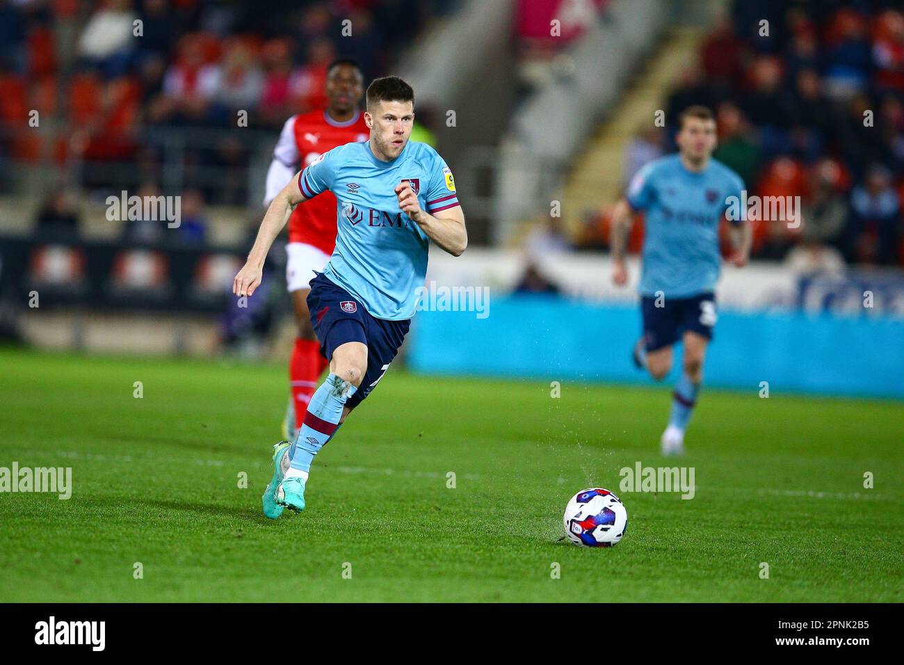 AESSEAL New York Stadium, Rotherham, England - 18. April 2023 Johann Guomundsson (7) of Burnley - während des Spiels Rotherham United gegen Burnley, Sky Bet Championship, 2022/23, AESSEAL New York Stadium, Rotherham, England - 18. April 2023 Guthaben: Arthur Haigh/WhiteRosePhotos/Alamy Live News Stockfoto