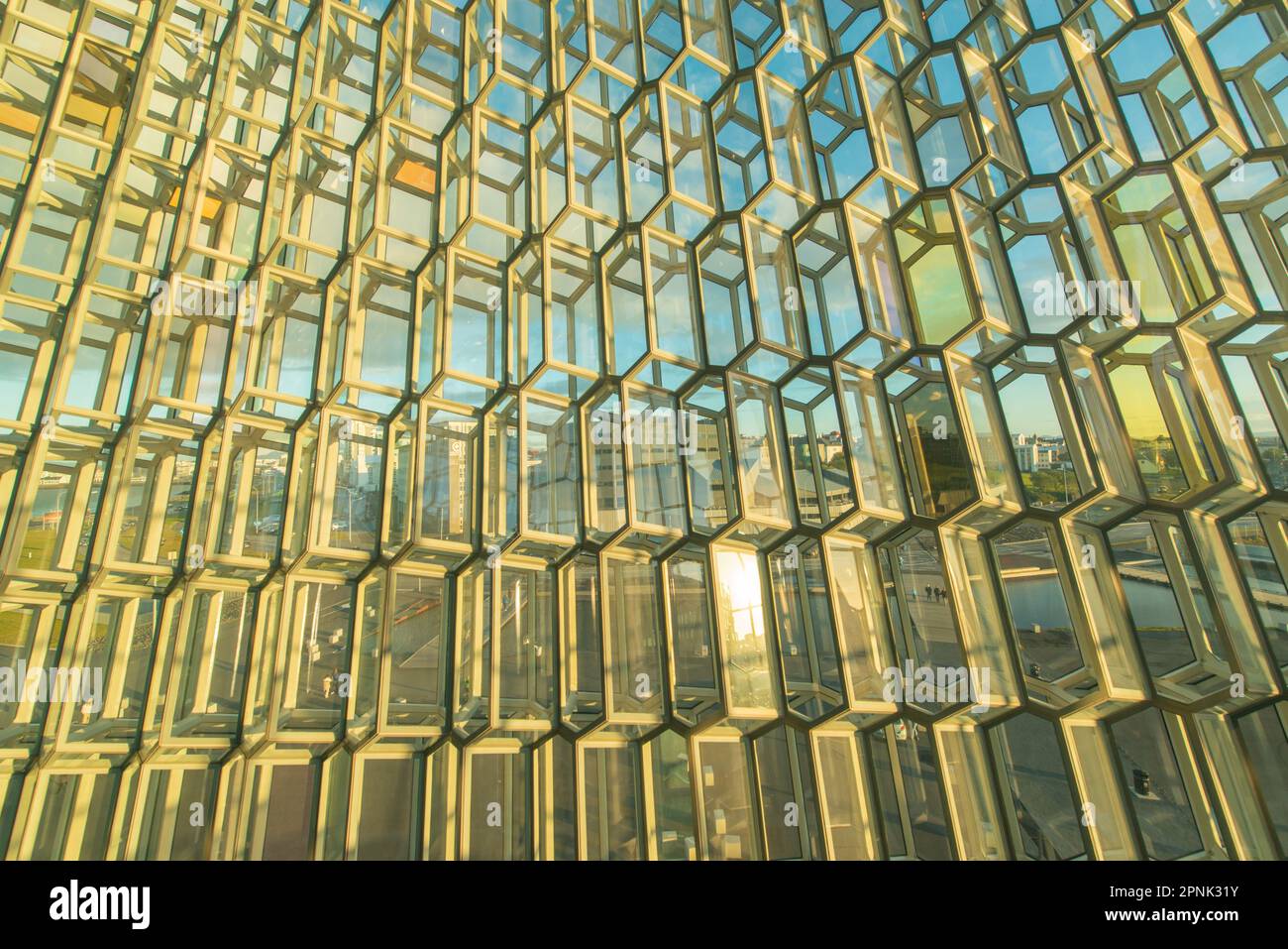 Innenansicht mit Glasfassade, Harpa, Konzertsaal und Konferenzzentrum in Reykjavik, Island Stockfoto