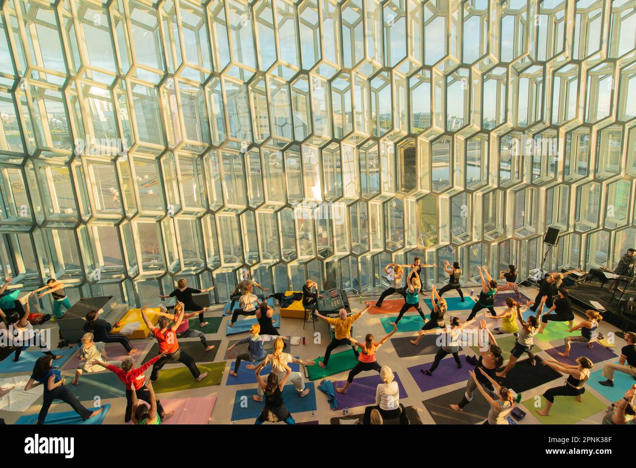 Yoga-Kurs im Inneren des Harpa, einem Konzertsaal und Konferenzzentrum in Reykjavik, Island Stockfoto