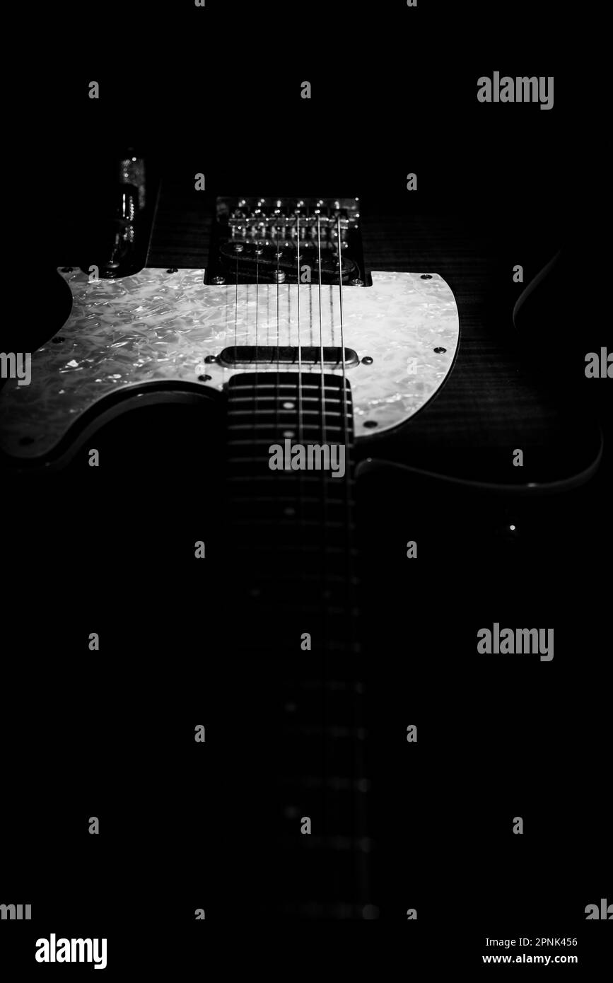 Gitarre Under Spotlight isoliert auf schwarzem Hintergrund Stockfoto