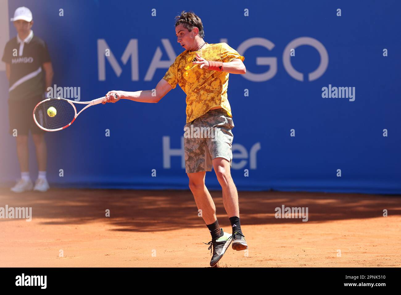 BARCELONA, SPANIEN - 19. APRIL: Alexander Shevchenko während des Barcelona Open Banc Sabadell 70 Trofeo Conde de Godo Spiels gegen Alex de Minaur und Alexander Shevchenko am 19. April 2023 im Real Club de Tenis Barcelona, Spanien Stockfoto