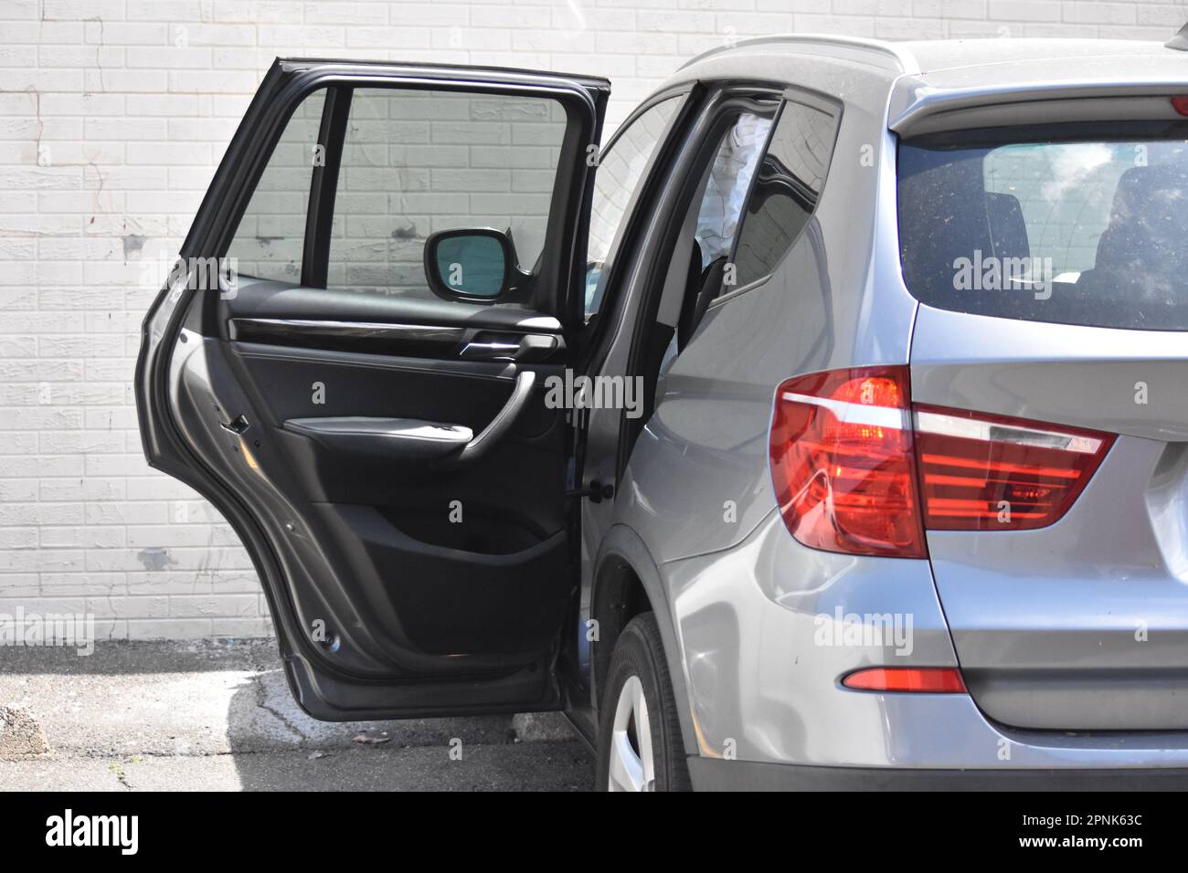 Das Fahrzeug trifft mit ausgelösten Airbags auf das Gebäude. Auto gegen Gebäude in Glen Rock