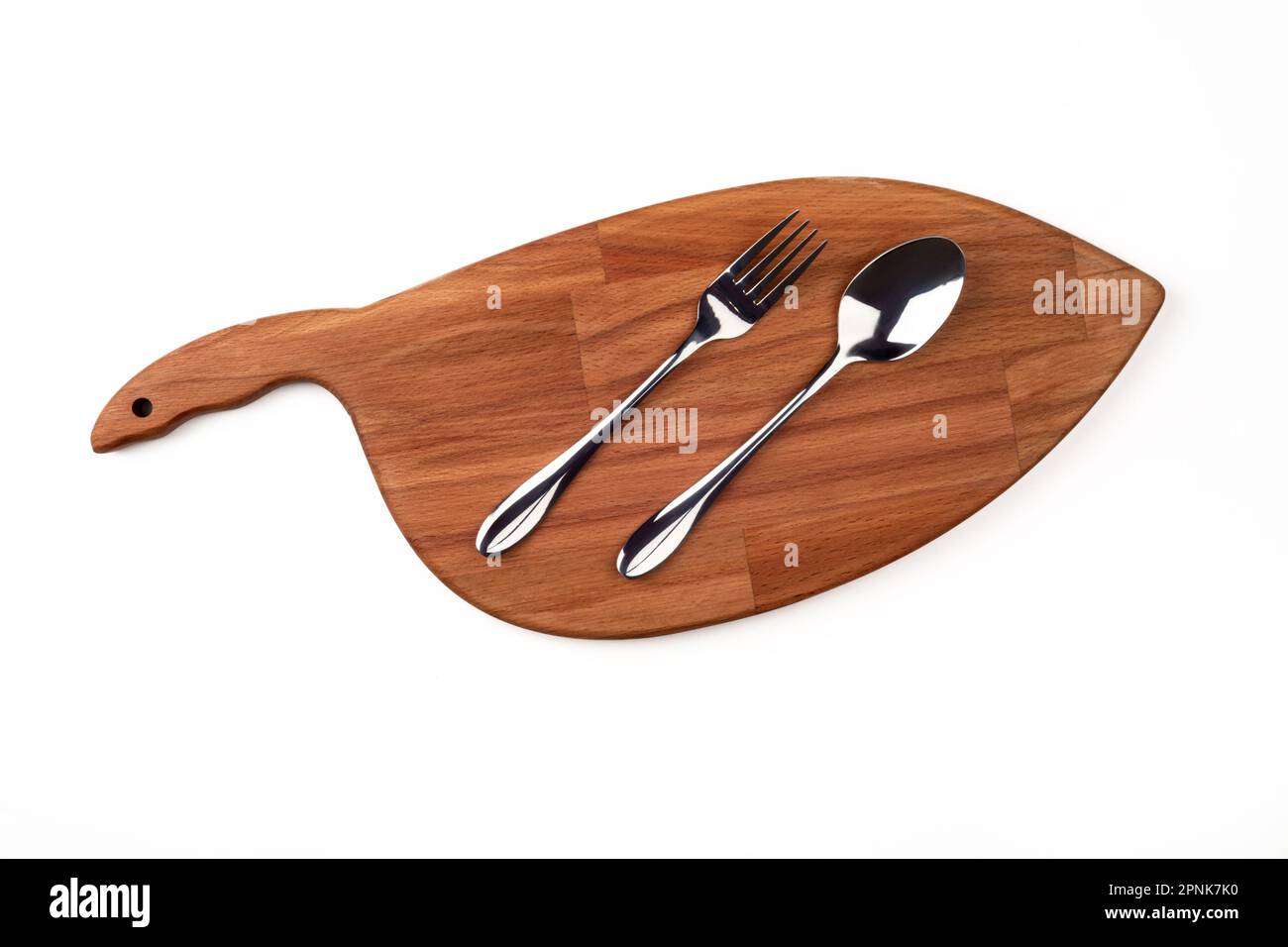 Titel Löffel und Gabel auf dem Schneidbrett. Draufsicht. Stockfoto