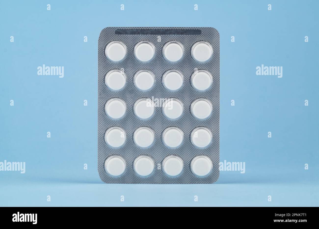 Blisterpackung mit Tabletten auf hellblauem Hintergrund. Stockfoto