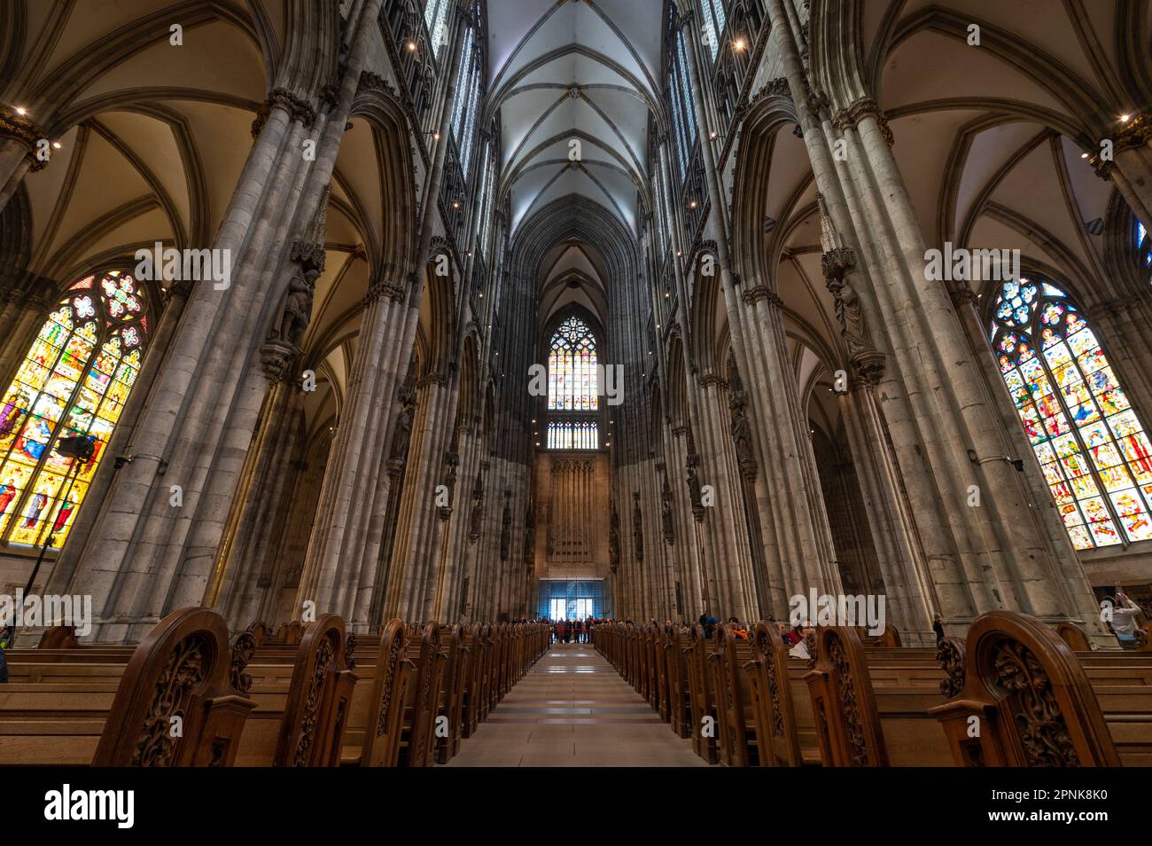 Flachblick auf das Innere des Kölner Doms in Deutschland Stockfoto