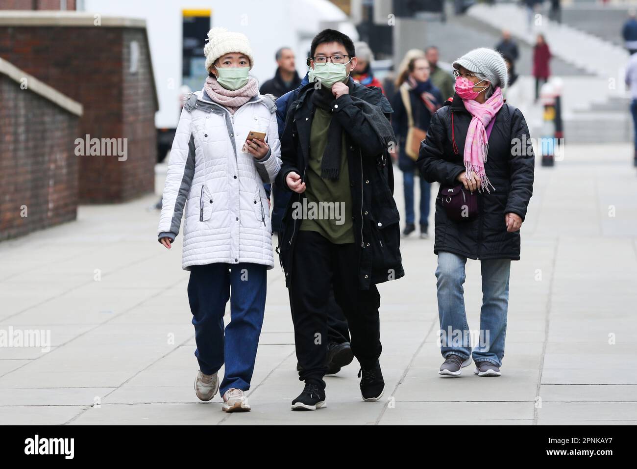 London, Großbritannien. 19. April 2023. Eine Familie trägt Gesichtsmasken im Zentrum von London. Ein neuer Covid-19-Stamm, der in Indien Überhitzungsinfektionen hat, hat Befürchtungen ausgelöst, dass er auch zu einem Anstieg der Fälle in Großbritannien führen könnte (Credit Image: © Steve Taylor/SOPA Images via ZUMA Press Wire), NUR REDAKTIONELLE VERWENDUNG! Nicht für den kommerziellen GEBRAUCH! Stockfoto