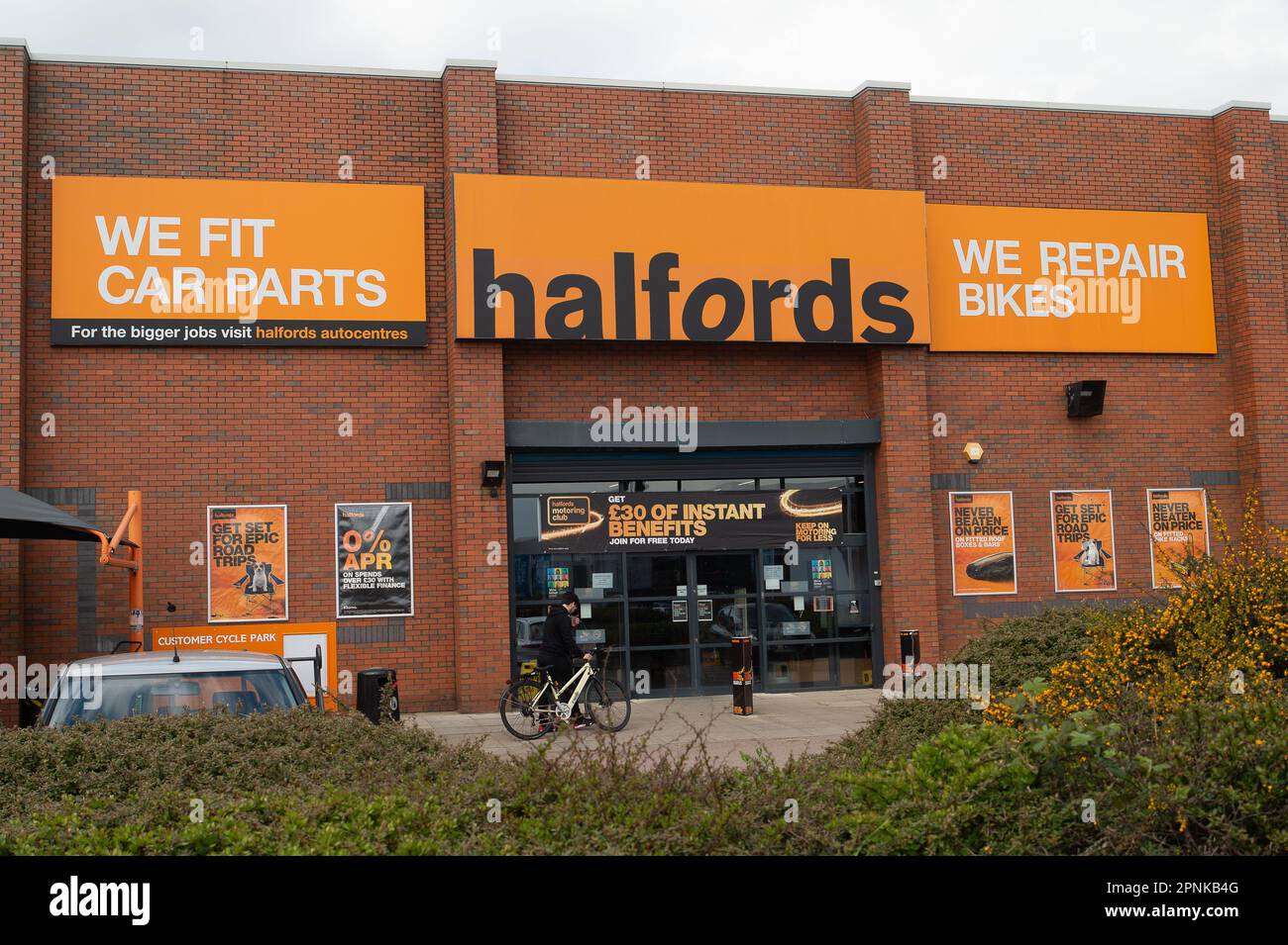 Slough Berkshire Großbritannien 19 April 2023 Slough Borough Council Hat Das Halfords 