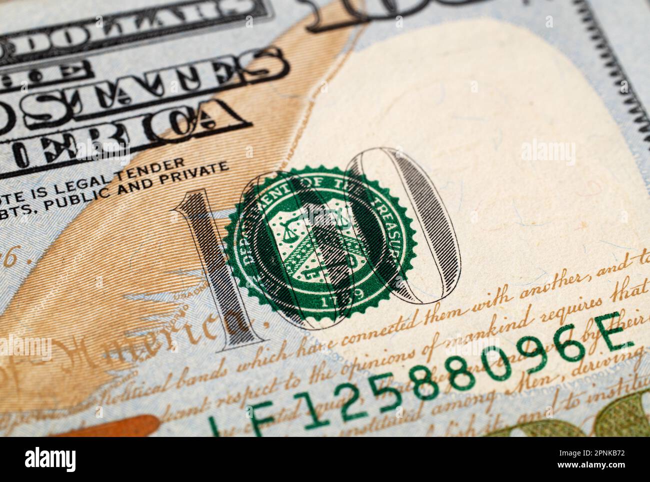 Extreme Nahaufnahme von 100 Scheinen. Makro. Amerikanisches Papiergeld. Ein Gesetzesentwurf von $100 mit Schwerpunkt auf dem Logo des US-Finanzministeriums. US banknot Stockfoto