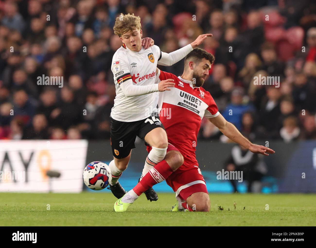 Tommy Smith (R) von Middlesbrough in Aktion mit Harry Vaughan von Hull City während des Sky Bet Championship-Spiels Middlesbrough vs Hull City im Riverside Stadium, Middlesbrough, Großbritannien, 19. April 2023 (Foto: Nigel Roddis/News Images) Stockfoto