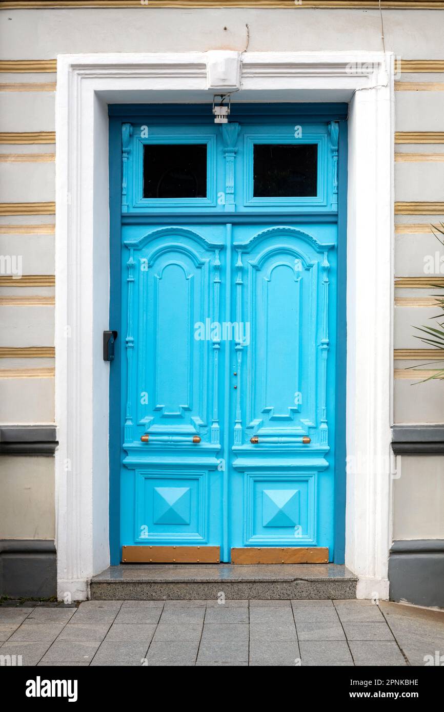 Hellblaue Holztür im Vintage-Stil Stockfoto
