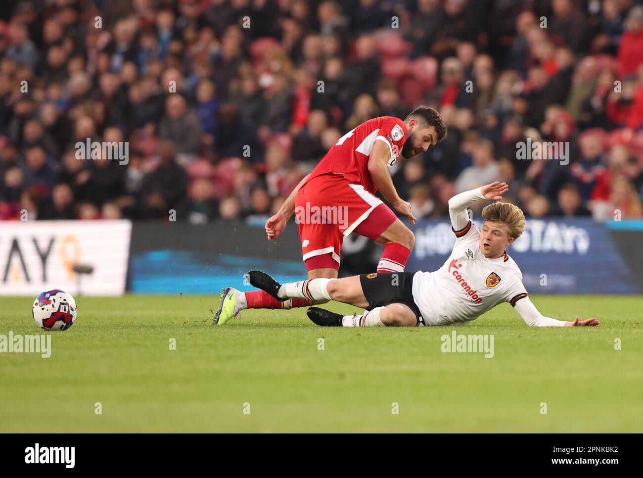 Tommy Smith (L) von Middlesbrough in Aktion mit Harry Vaughan von Hull City während des Sky Bet Championship-Spiels Middlesbrough vs Hull City im Riverside Stadium, Middlesbrough, Großbritannien, 19. April 2023 (Foto: Nigel Roddis/News Images) Stockfoto