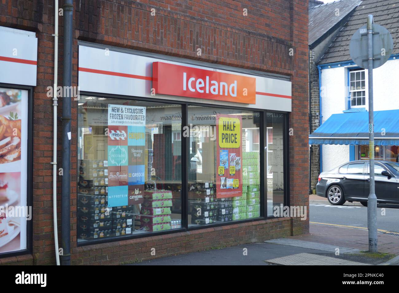 Isländischer Supermarkt in Neath, Wales, Vereinigtes Königreich. 18. April 2023 Stockfoto