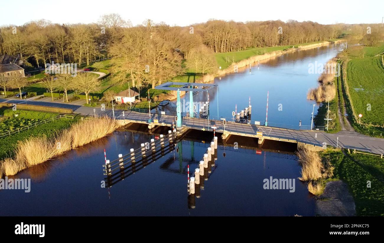 Ein Luftblick auf die Laag-Keppel-Brücke über den Fluss, umgeben von üppiger Vegetation. Niederlande. Stockfoto