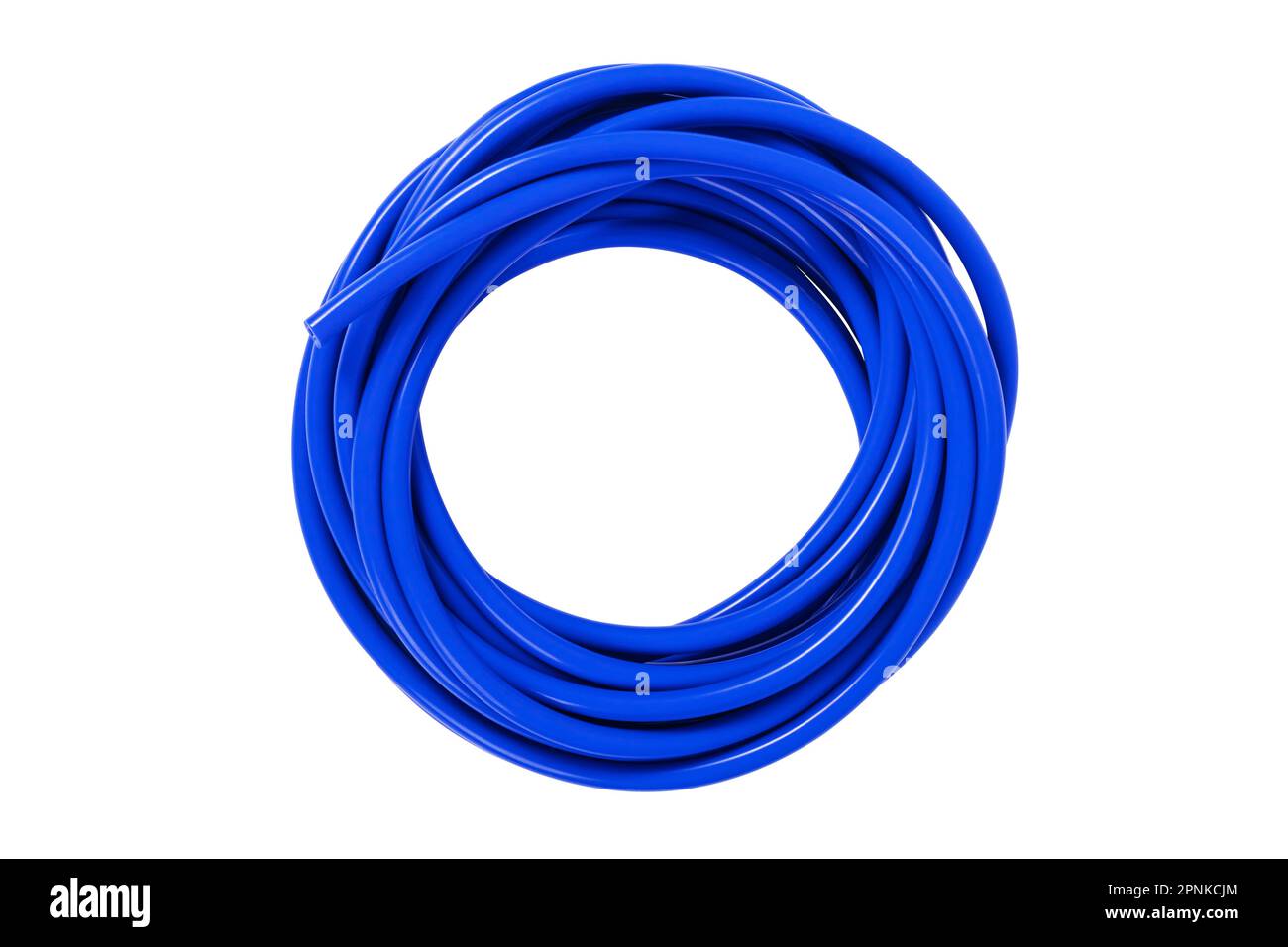 Bewässerungsgummischlauch in blauer Farbe isoliert auf weißem Hintergrund. Wasserschlauch in Schneckenform. Stockfoto