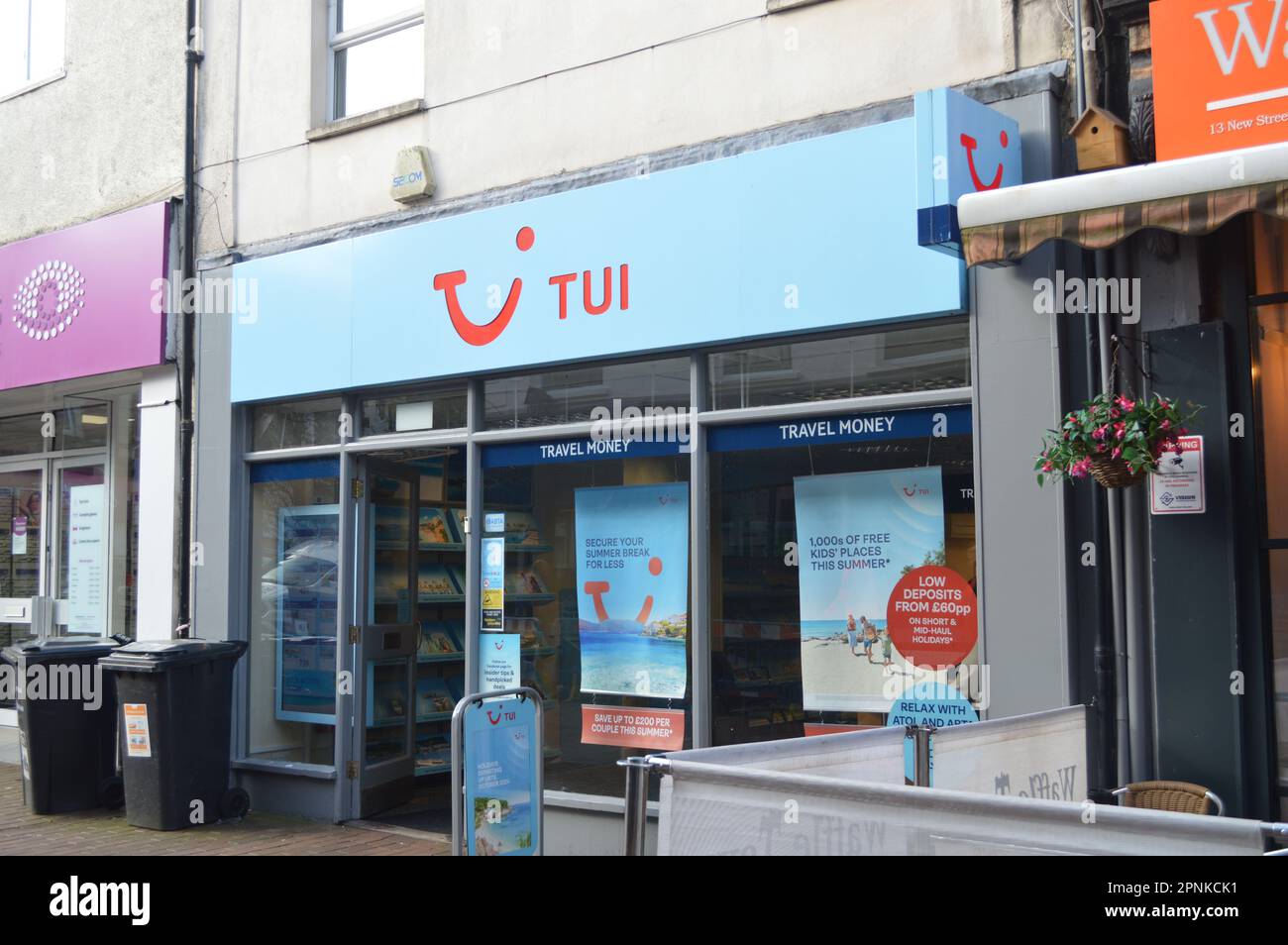 TUI Holiday Store in Neath, Wales, Großbritannien. 18. April 2023 Stockfoto