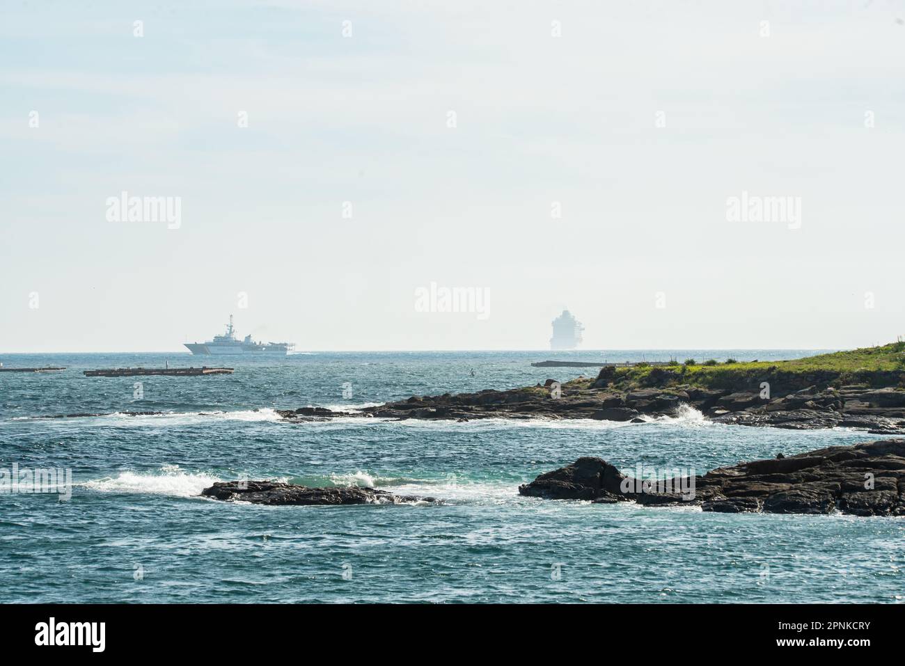 Vigo, Spanien. April 19., 2023. Das luxuriöse Kreuzfahrtschiff Britannia von southampton segelt in den Südkanal der Bucht von Vigo und setzt Kurs nach lissabon mit seiner 330 Meter Länge und seinen fast 7000 Passagieren und der Besatzung an Bord. Das Schiff wurde von zwei Patrouillenbooten der staatlichen Sicherheitskräfte auf die Cies-Inseln begleitet. Kredit: Xan Gasalla / Alamy Live News. Stockfoto