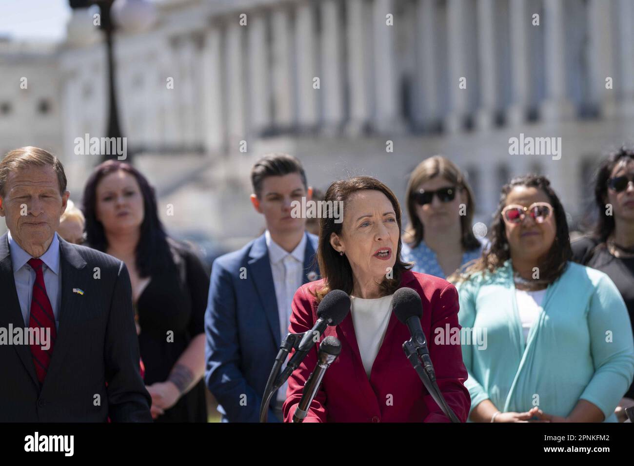 Washington, Usa. 19. April 2023. Seniorin Maria Cantwell, D-WA, spricht während einer Pressekonferenz über die reproduktiven Rechte von Veteranen in den USA Capitol in Washington, DC, am Mittwoch, den 19. April 2023. Foto: Bonnie Cash/UPI Credit: UPI/Alamy Live News Stockfoto