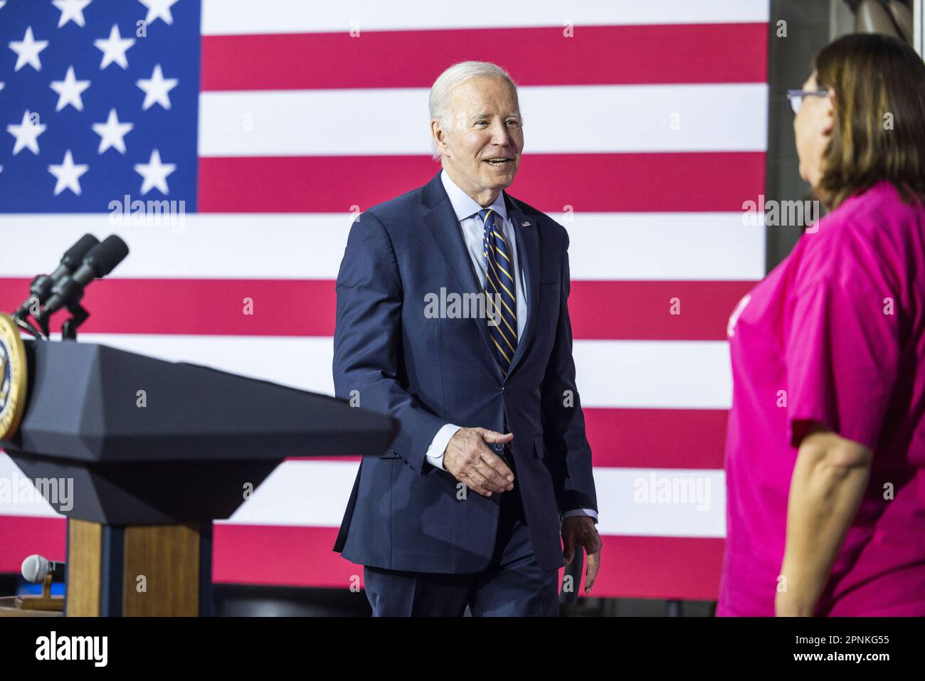 Accokeek, Vereinigte Staaten. 19. April 2023. US-Präsident Joe Biden spricht am 19. April 2023 über den Plan seiner Regierung, "Arbeit zu belohnen, nicht Wohlstand" in einer Gewerkschaftsausbildungseinrichtung in Accokeek, Maryland, zu schaffen. Biden versuchte, seine Vision von dem abzuheben, was das Weiße Haus als "VISION DER Republikaner DES MAGA-Hauses" bezeichnete, die "von oben nach unten tröpfelt". Foto: Jim Lo Scalzo/UPI Credit: UPI/Alamy Live News Stockfoto