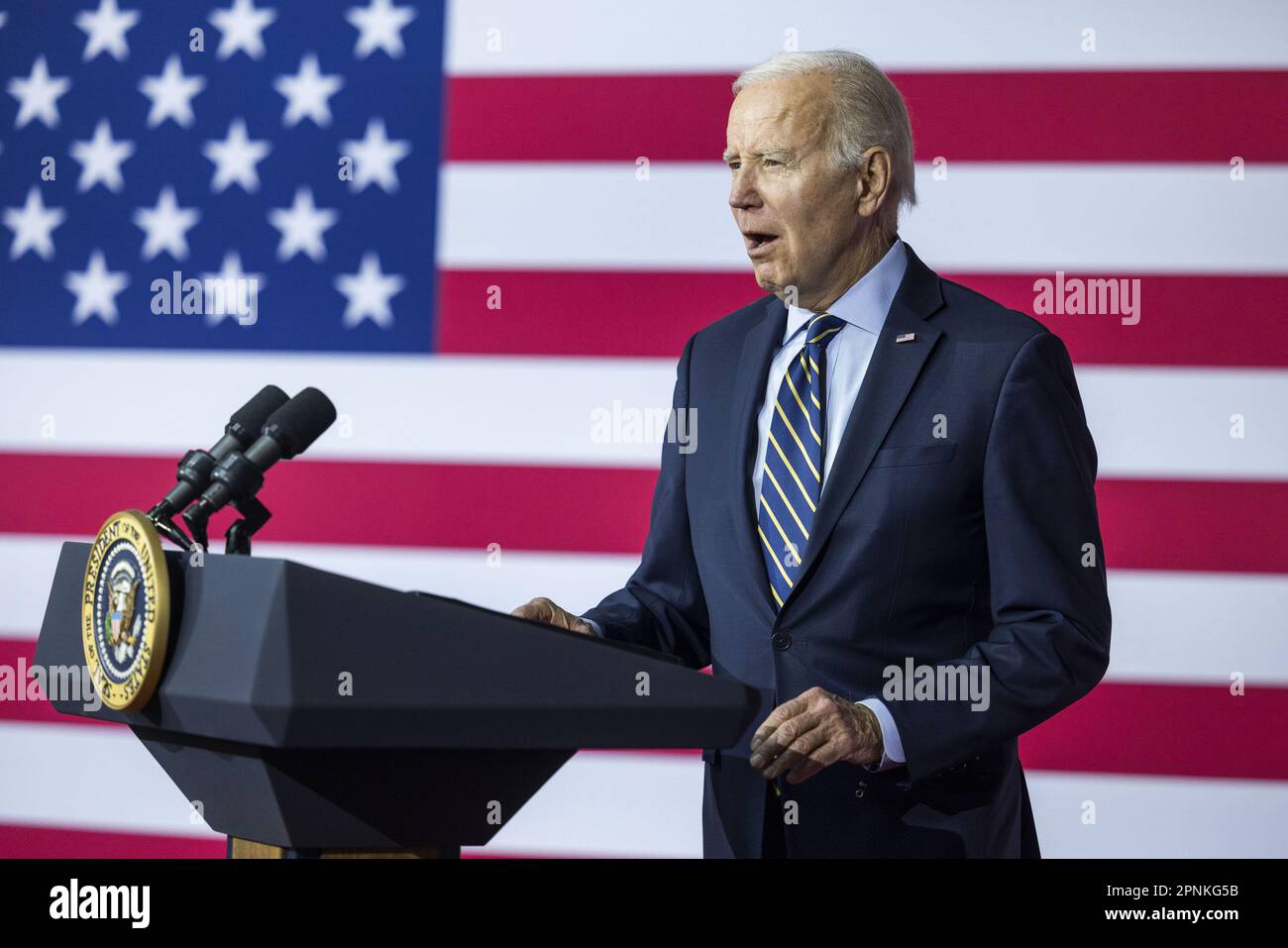 Accokeek, Vereinigte Staaten. 19. April 2023. US-Präsident Joe Biden spricht am 19. April 2023 über den Plan seiner Regierung, "Arbeit zu belohnen, nicht Wohlstand" in einer Gewerkschaftsausbildungseinrichtung in Accokeek, Maryland, zu schaffen. Biden versuchte, seine Vision von dem abzuheben, was das Weiße Haus als "VISION DER Republikaner DES MAGA-Hauses" bezeichnete, die "von oben nach unten tröpfelt". Foto: Jim Lo Scalzo/UPI Credit: UPI/Alamy Live News Stockfoto