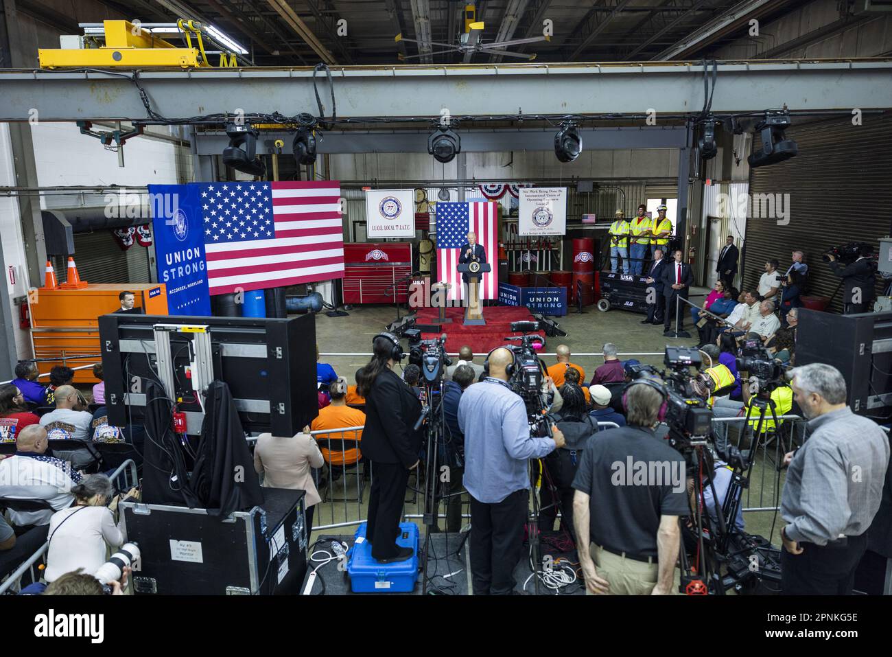 Accokeek, Vereinigte Staaten. 19. April 2023. US-Präsident Joe Biden spricht am 19. April 2023 über den Plan seiner Regierung, "Arbeit zu belohnen, nicht Wohlstand" in einer Gewerkschaftsausbildungseinrichtung in Accokeek, Maryland, zu schaffen. Biden versuchte, seine Vision von dem abzuheben, was das Weiße Haus als "VISION DER Republikaner DES MAGA-Hauses" bezeichnete, die "von oben nach unten tröpfelt". Foto: Jim Lo Scalzo/UPI Credit: UPI/Alamy Live News Stockfoto