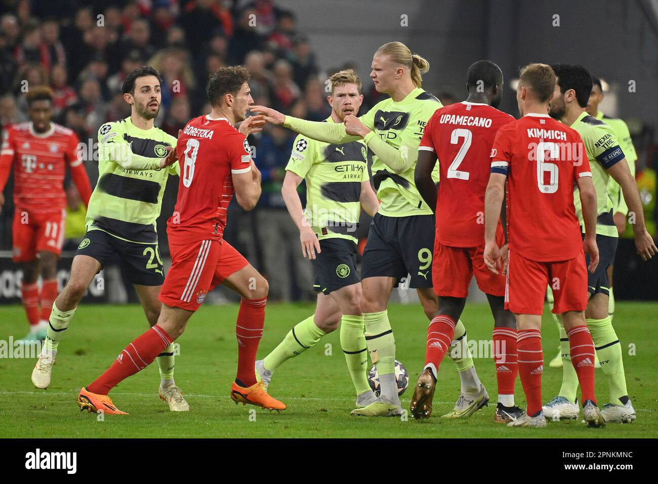 München, Deutschland. 19. April 2023. Ruffle, Streit zwischen Erling HAALAND (ManCity) und Leon GORETZKA (FC Bayern München). Fußball Champions League/Viertelfinale FC Bayern München-Manchester City (ManCity) am 19. April 2023, ALLIANZAREN A. ? Kredit: dpa/Alamy Live News Stockfoto