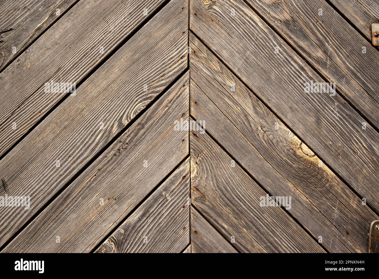 Diagonale gemusterte Holzhintergrundstruktur, die die Bretter der Tür eines traditionellen isländischen Rasenhauses in Skaftafell zeigt Stockfoto