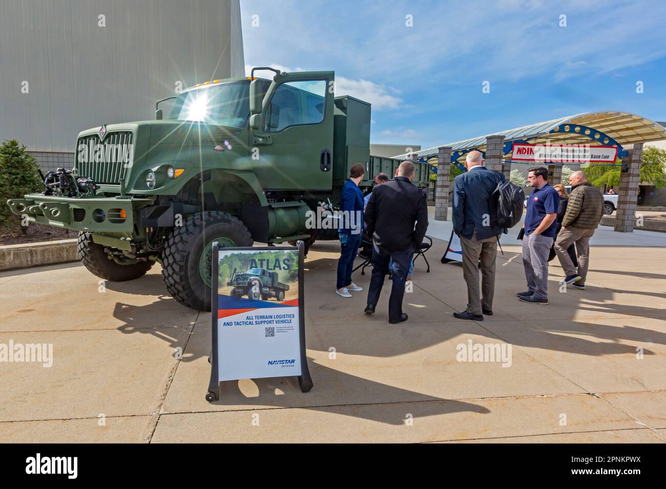 Warren, Michigan, USA. 19. April 2023. Die Michigan Defense Exposition ermöglicht es militärischen Auftragnehmern, ihre Produkte zu vermischen. Navistar Defense zeigte seinen Atlas mit seiner Terrain-Logistik und seinem taktischen Hilfsfahrzeug. Kredit: Jim West/Alamy Live News Stockfoto