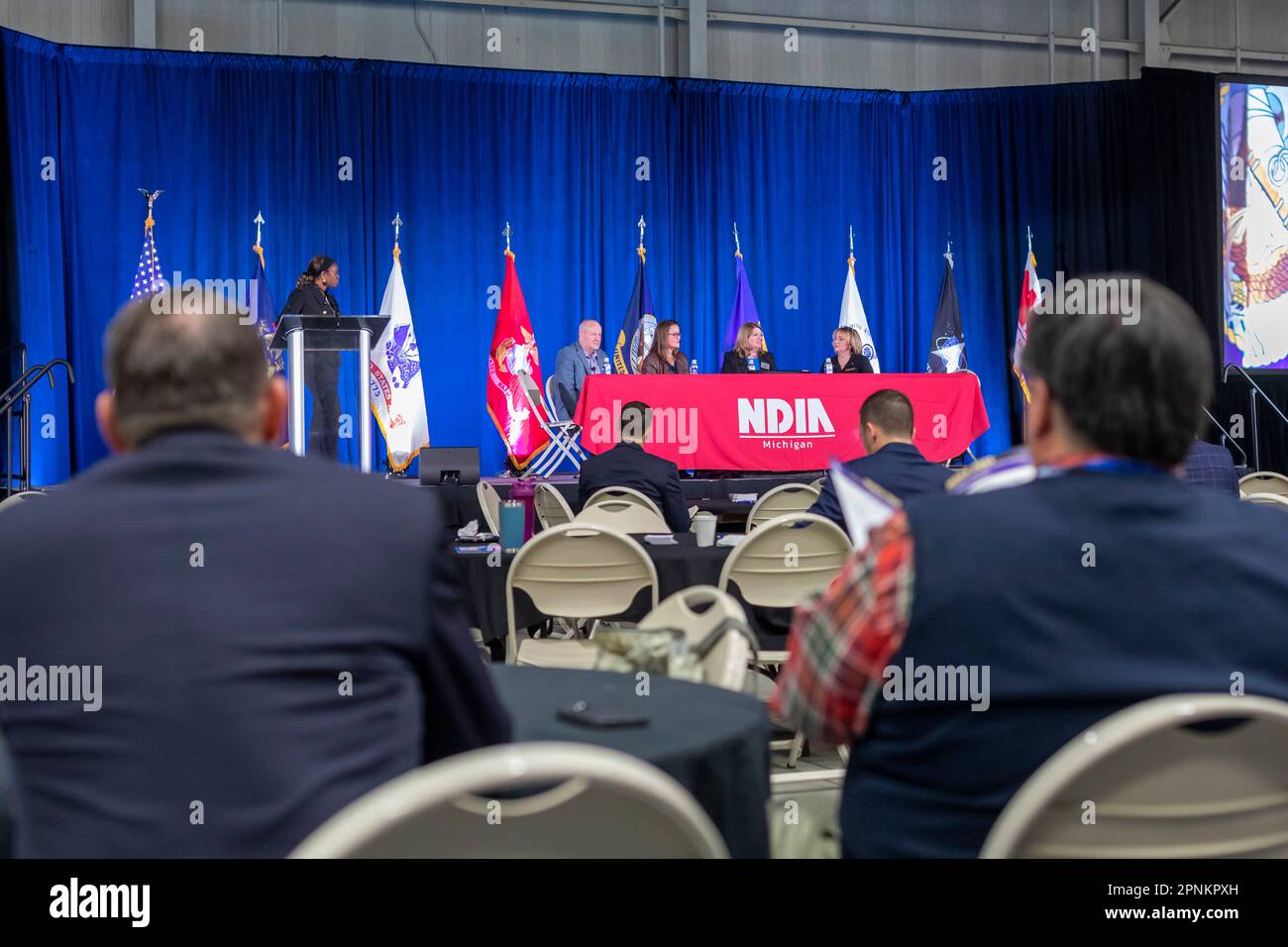 Warren, Michigan, USA. 19. April 2023. Die Michigan Defense Exposition ermöglicht es militärischen Auftragnehmern, ihre Produkte zu vermischen. Die National Defense Industrial Association stellte während der Veranstaltung Podiumsdiskussionen vor. Kredit: Jim West/Alamy Live News Stockfoto