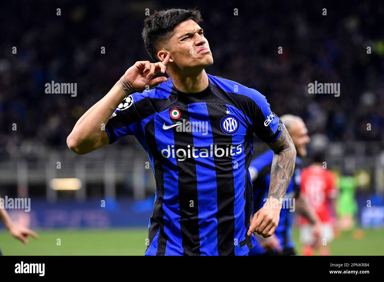 Mailand, Italien. 19. April 2023. Joaquín Correa vom FC Internazionale feiert, nachdem er während des Champions League-Fußballspiels zwischen dem FC Internazionale und SL Benfica im Stadion San Siro in Mailand (Italien) am 19. April 2023 das Tor von 3-1 erzielte. Kredit: Insidefoto di andrea staccioli/Alamy Live News Stockfoto