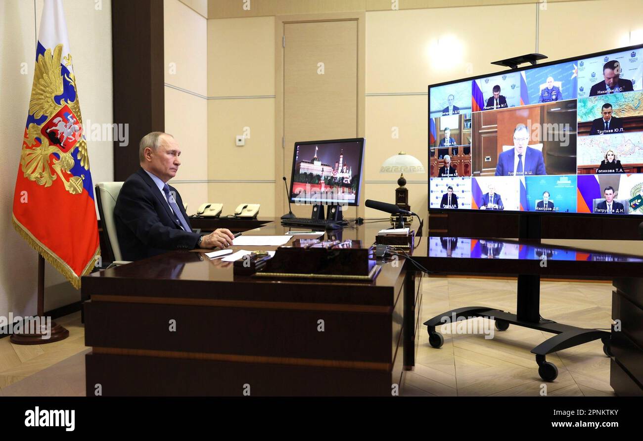 Novo-Ogaryovo, Russland. 19. April 2023. Der russische Präsident Wladimir Putin hält am 19. April 2023 ein virtuelles Treffen mit Regierungsvertretern des offiziellen Residenzes in Novo-Ogaryovo außerhalb Moskaus, Russland, ab. Kredit: Gavriil Grigorov/Kreml Pool/Alamy Live News Stockfoto