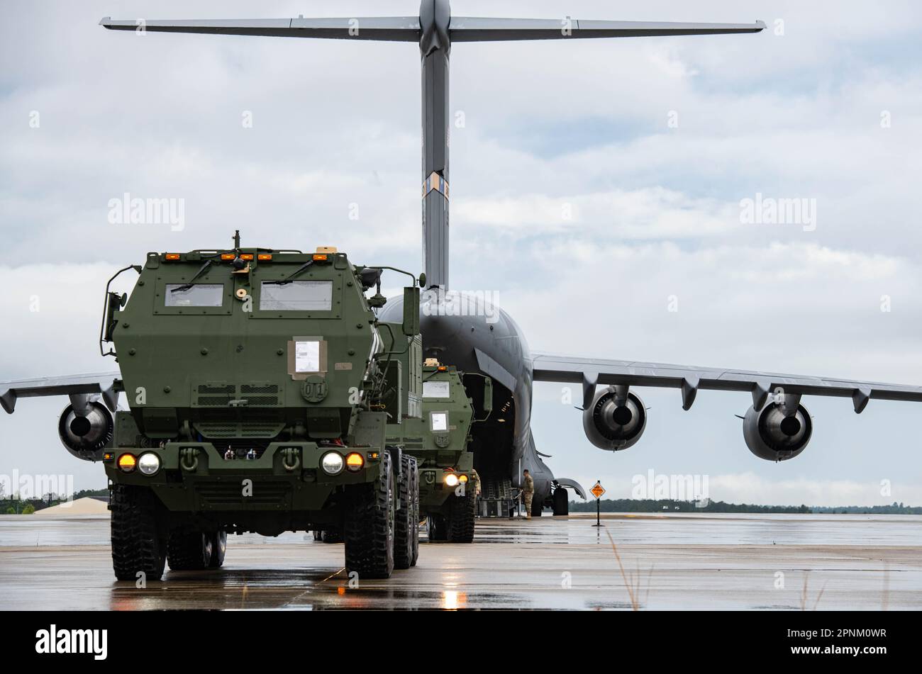 USA Marine Corps High Mobility Artillery Raketensysteme (HIMARS) werden in die USA geladen Air Force C-17 Globemaster III Frachtflugzeug während einer gemeinsamen Trainingsveranstaltung am Pope Army Airfield, North Carolina, 14. April 2023. Durch die Integration der schnellen globalen Mobilitätsfähigkeiten der Air Force mit der Anpassungsfähigkeit des Marine Corps zeigt das Verteidigungsministerium weiterhin seine Fähigkeit, auf den Schlachtfeldern der Zukunft zu bestehen. (USA Air Force Foto von Airman 1. Klasse Caleb Parker) Stockfoto