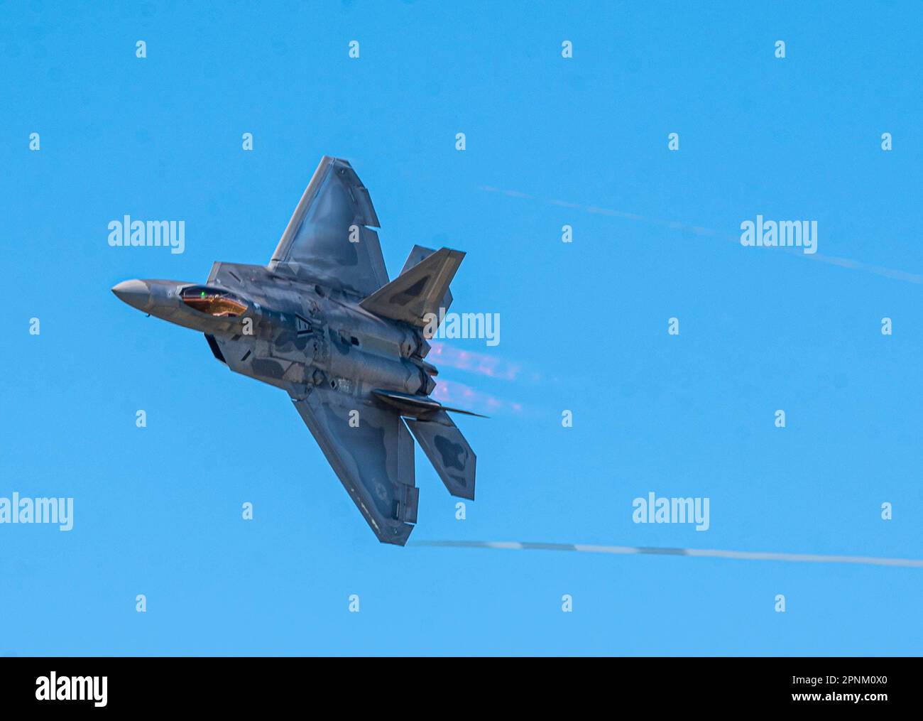 USA Air Force Capt. Samuel „Razz“ Larson, F-22 Raptor Demonstrationsteam Commander, bereitet sich auf die laufende Flugshow in Joint Base Langley-Eustis, Virginia, 10. April 2023 vor. Larson ist aus Davenport, Iowa, und hat seinen Abschluss an der USAF Academy, Colorado, gemacht, wo er sich seine Sprungflügel verdient hat und als Pilot weiterarbeitete. (USA Air Force Foto von Airman 1. Klasse Mikaela Smith) Stockfoto