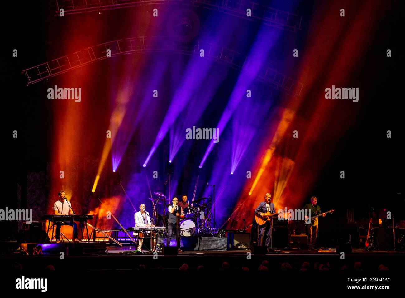 Edinburgh, Großbritannien. 19. April 2023. Mike und die Mechaniker treten am Mittwoch, den 19. April 2023, live in der Edinburgh Usher Hall auf und tanken dabei! 2023 Mitglieder der Tourgruppe: Mike Rutherford - Bassgitarre, Gitarre, Tastaturen, Hintergrundstimme Andrew Roachford - Lead- und Hintergrundstimme, Tastaturen Tim Howar - Lead- und Backback-Stimmen Anthony Drennan - Gitarre, Bassgitarre, Luke Juby - Tastaturen, Hintergrundstimme, Bassgitarre, Saxophon, whistler Nic Collins - Schlagzeug Kredit: Alan Rennie/Alamy Live News Stockfoto