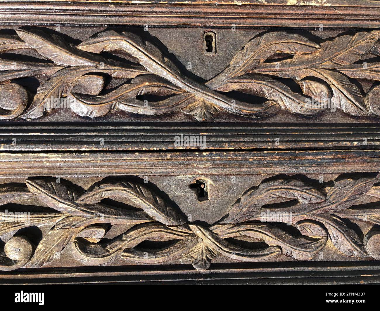 Geschnitzte Einrichtung mit antiken Holzmöbeln, geblümte Ornamente, Patina Stockfoto