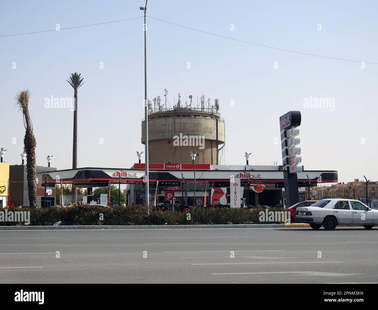 Kairo, Ägypten, April 18 2023: Chill Gas and Oil Station, eine Tankstelle im neuen Kairo Egypt mit Geschäften und Restaurants im Bahnhof, und Stockfoto