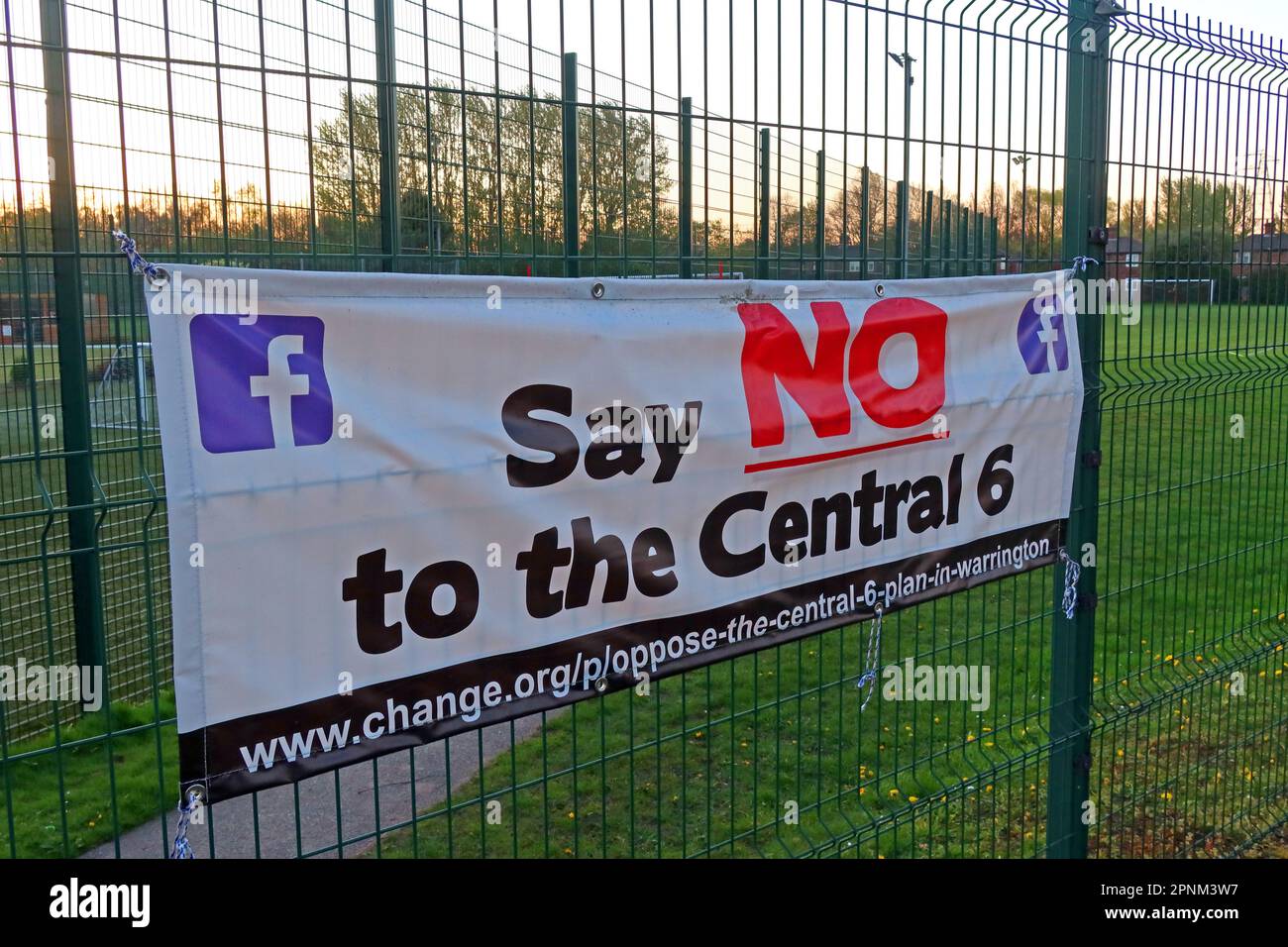 Die Facebook-Kampagne "Sag Nein zu den Central 6" in Westy, Latchford, Warrington, Cheshire, ENGLAND, GROSSBRITANNIEN, WA4 1PN Stockfoto