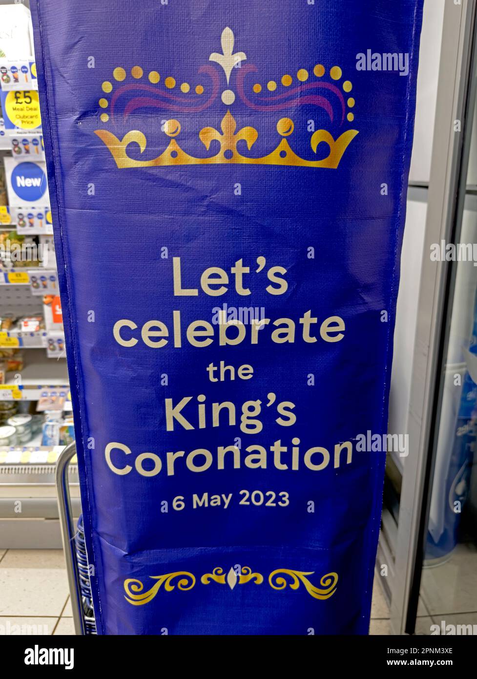 Lasst uns die Krönung der Könige feiern, 6. Mai 2023, Schild in einem Tesco Store, Lincoln City Centre Stockfoto