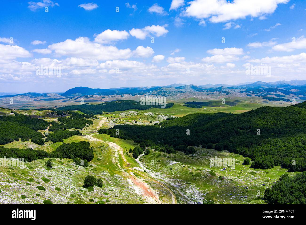 Montenegro. Durmitor-Nationalpark. Sattelpass. Alpenwiesen. Bergstraße. Beliebter Touristenort Stockfoto