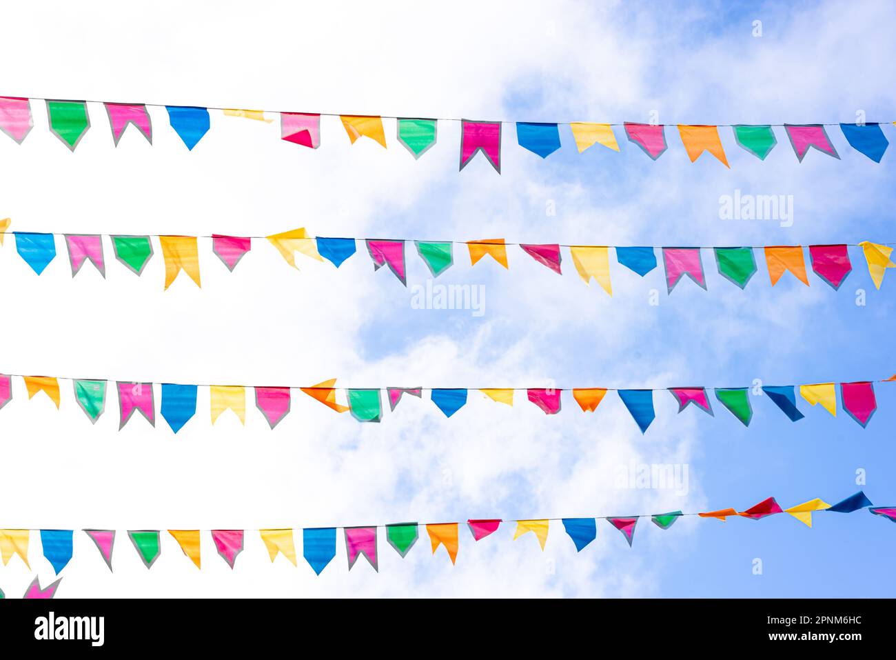 Dekorative bunte Flaggen für Partys. Dekoration der Feste von Sao Joao. Bahia, Brasilien. Stockfoto