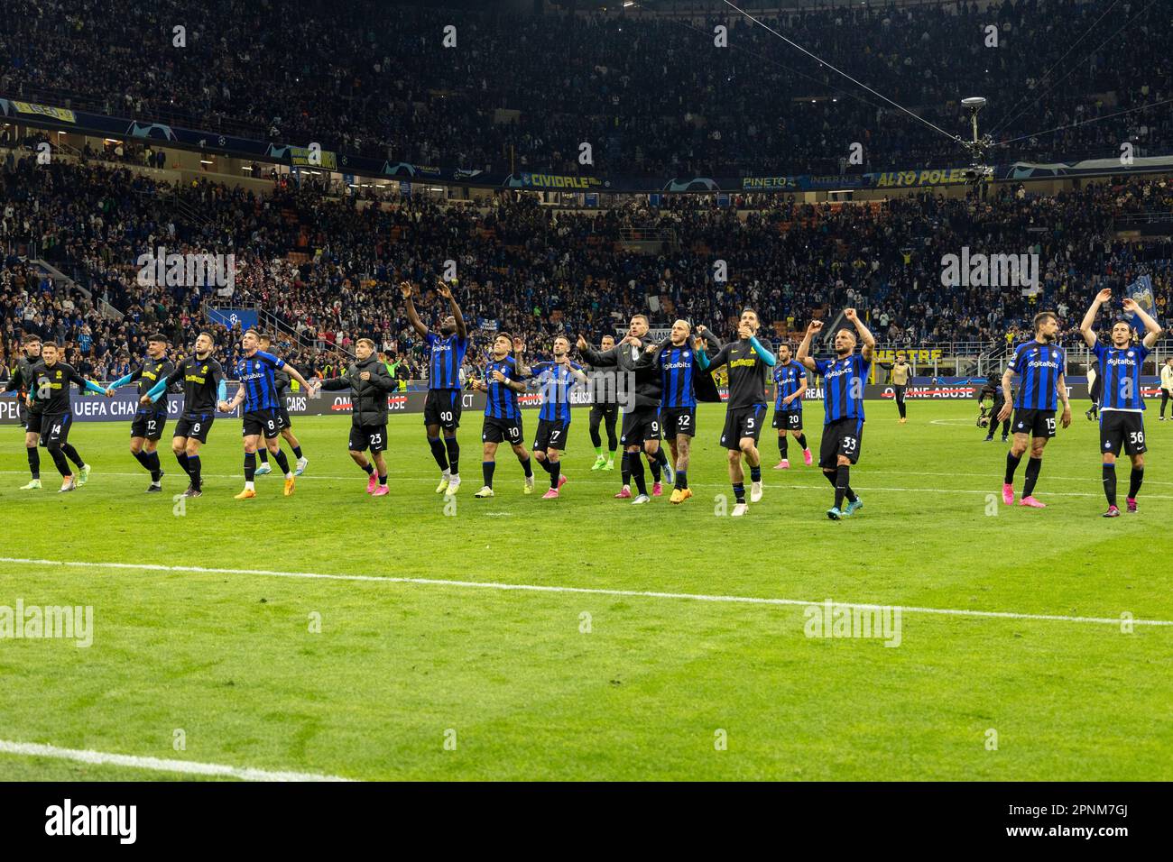 Mailand, Italien - 19 2023. april Viertelfinale Champions League - Inter-Benfica - f.c. internazionale Spieler feiern Halbfinale am Ende des Spiels Credit: Kines Milano/Alamy Live News Stockfoto