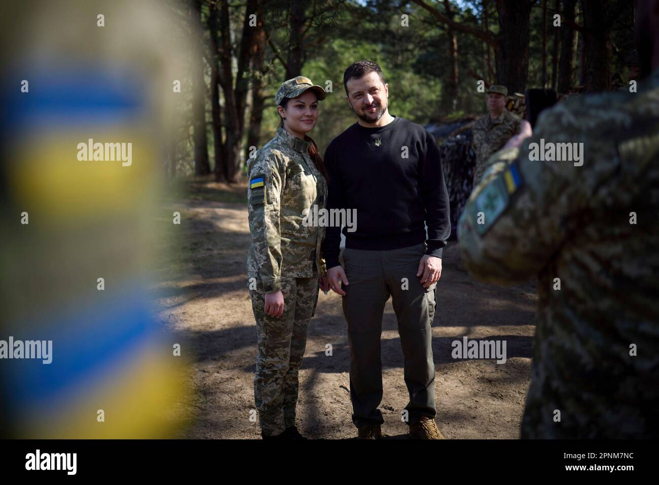 Koshary, Ukraine. 19. April 2023. Der ukrainische Präsident Volodymyr Zelenskyy, rechts, posiert bei einem Besuch der Grenzregion, in der sich die Ukraine, Polen und Belarus treffen, am 19. April 2023 in Koshary für Fotos. Oblast Volyn, Ukraine. Kredit: Pool Photo/Pressestelle Des Ukrainischen Präsidenten/Alamy Live News Stockfoto