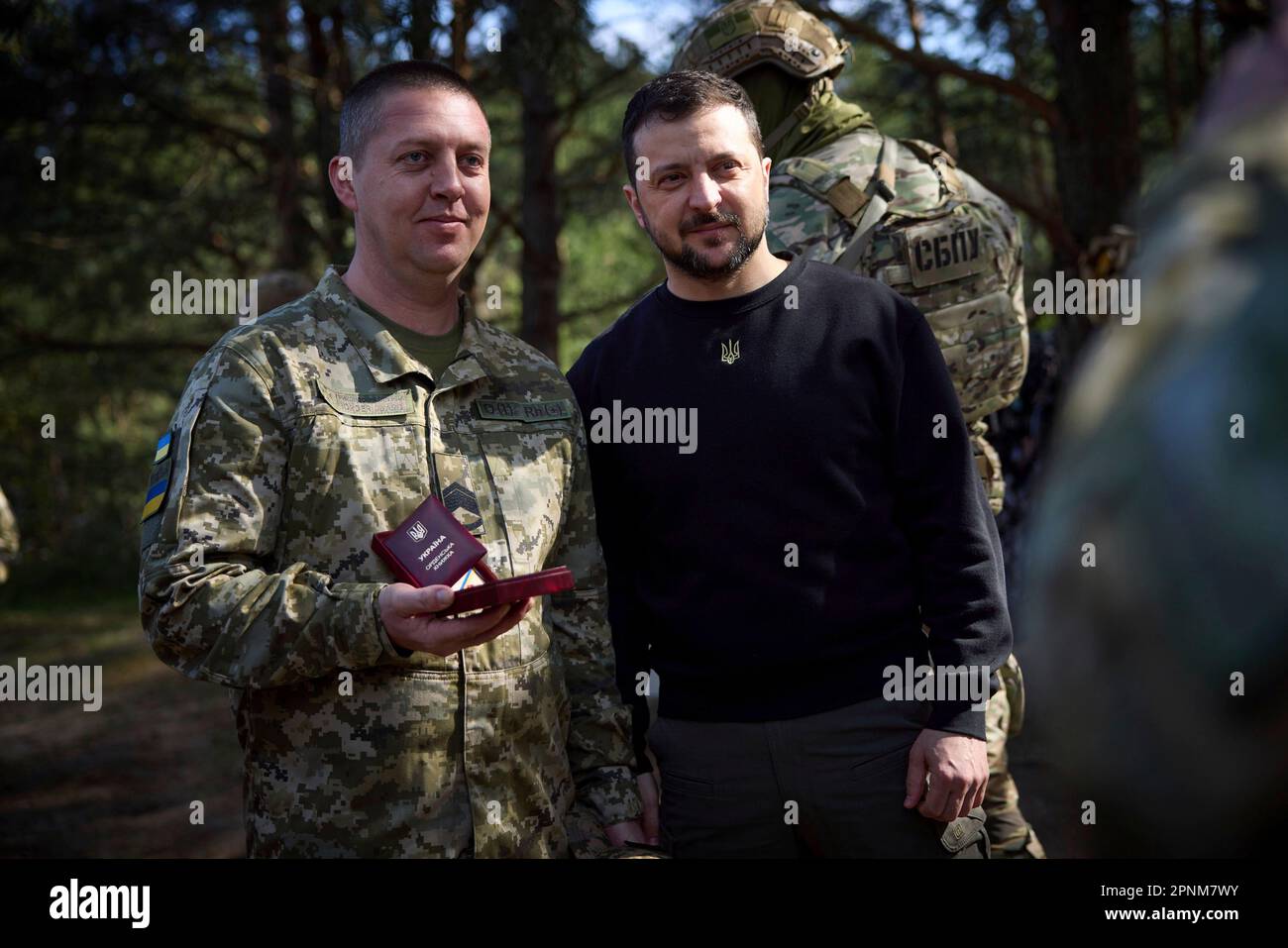 Koshary, Ukraine. 19. April 2023. Der ukrainische Präsident Volodymyr Zelenskyy, rechts, posiert bei einem Besuch der Grenzregion, in der sich die Ukraine, Polen und Belarus treffen, am 19. April 2023 in Koshary für Fotos. Oblast Volyn, Ukraine. Kredit: Pool Photo/Pressestelle Des Ukrainischen Präsidenten/Alamy Live News Stockfoto