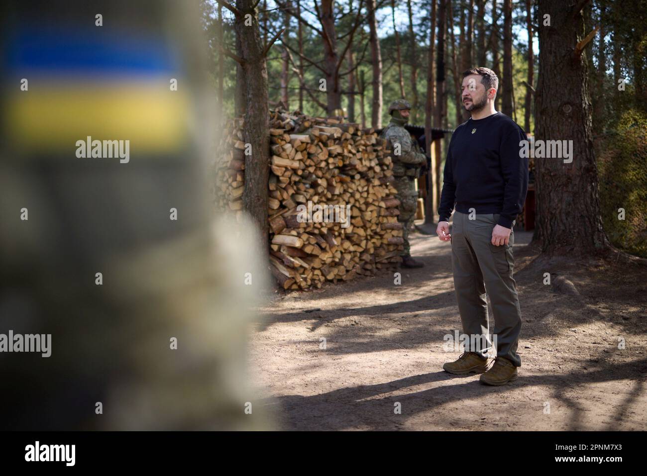 Koshary, Ukraine. 19. April 2023. Der ukrainische Präsident Volodymyr Zelenskyy spricht den Grenzschutzbeamten während eines Besuchs in der Grenzregion, in der sich die Ukraine, Polen und Belarus treffen, am 19. April 2023 in Koshary, Oblast Volyn, Ukraine. Kredit: Pool Photo/Pressestelle Des Ukrainischen Präsidenten/Alamy Live News Stockfoto